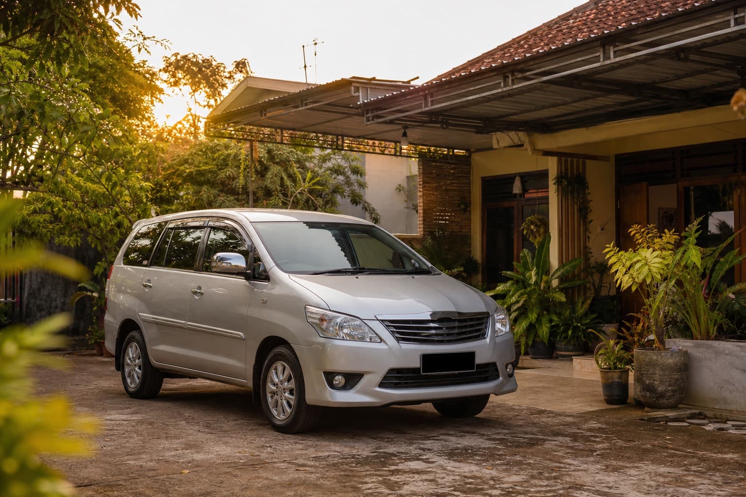 Mobil keluarga terparkir rapi di depan rumah